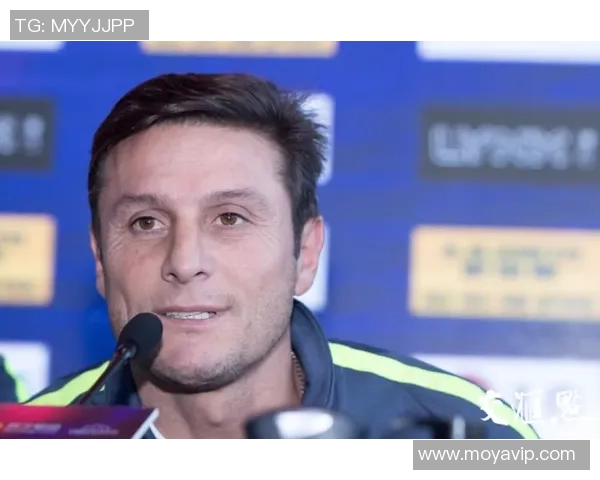 荷兰足球明星光头的传奇故事与场上风采解析